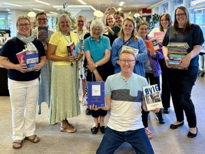Medarbejdere fra Roskilde Bibliotekerne der viser bøger