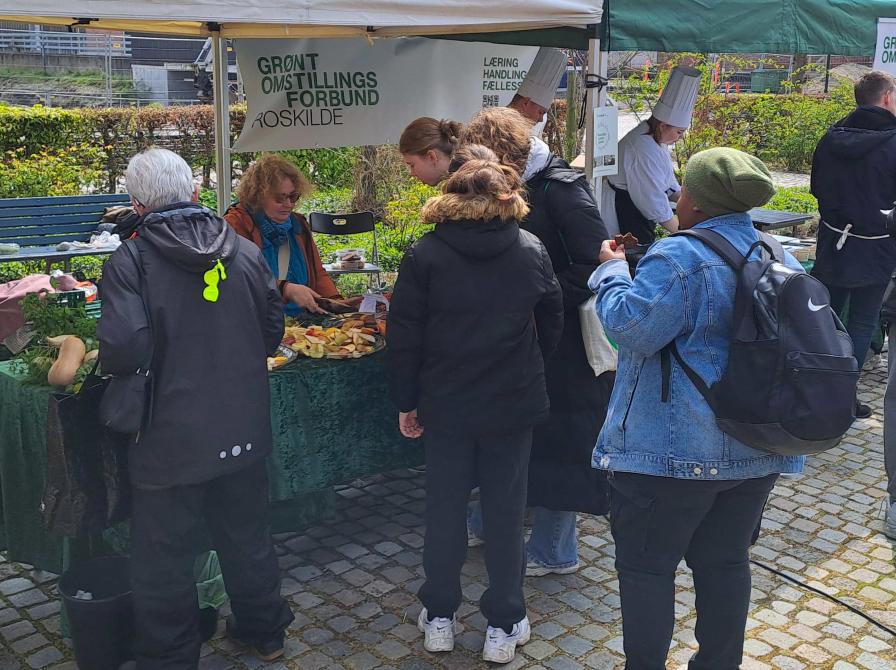Mennesker omkring en bod